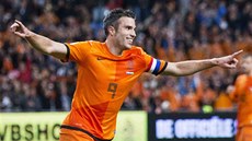 HATTRICK. Nizozemský útoník Robin van Persie slaví svj tetí gól proti