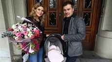 Iveta Vítová s manelem Jaroslavem pi odchodu z porodnice ukázali dceru Anetu...