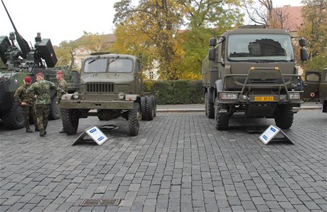 Nkdejí armáda se neobela bez výkonných náklaák Praga V3S (na snímku vlevo). Poadatelé retromsteka jim vnují samostatný program. Ilustraní foto.
