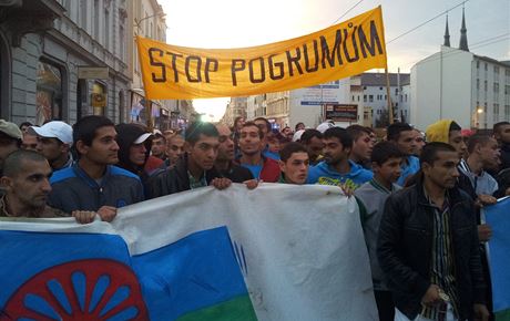 Ostravtí Romové demonstrovali proti rasismu v roce 2013 v obvodu Pívoz.