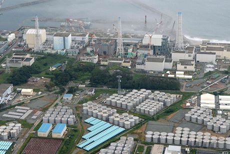 Letecký zábr na pokozenou jadernou elektrárnu Fukuima