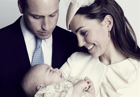 Britský princ William, jeho manelka Kate a syn George na oficiálním portrétu...