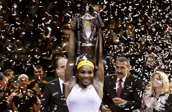 POTVRTÉ. Serena Williamsová s trofejí pro vítzku Turnaje mistry.