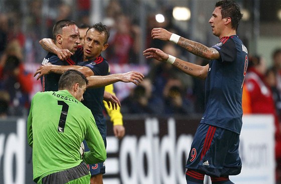 KONEN GÓL. Spoluhrái oslavují gól Francka Ribéryho (vlevo). Bayern se poprvé