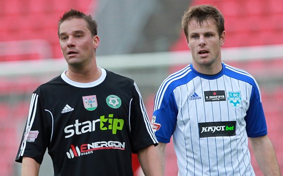 Znojemský obránce Martin Hudec (na archivním snímku vpravo) si te musí dát od fotbalu pauzu. Léí nepíjemné onemocnní.