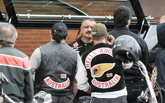 Austrálie bojuje s motorkáskými gangy. Úady si doláply i na legendární Hells...