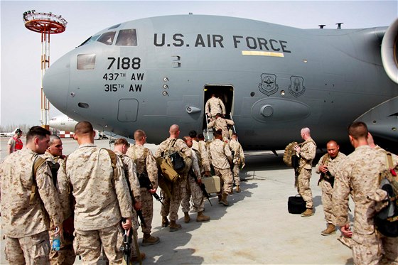 Písluníci americké námoní pchoty nastupují do tranpsortního stroje C-17