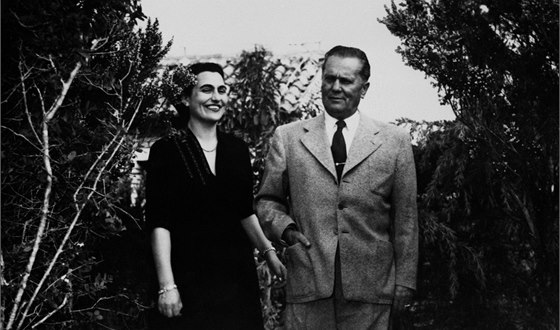 Josif Broz Tito a Jovanka Brozová se procházejí v prezidentské letní rezidenci