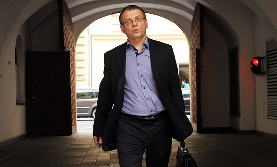 Lubomír Zaorálek pichází na jednání pedsednictva SSD do Lidového domu. (27.