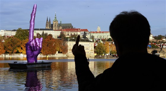 Výtvarník David erný namíil obí prostedník na Praský hrad. 