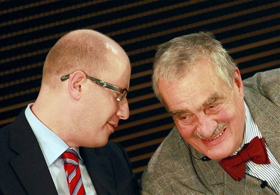 Bohuslav Sobotka a Karel Schwarzenberg pi pedvolební debat lídr stran,...