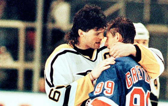 Dva výjimení. Wayne Gretzky dal bhem kariéry 894 gól a je nepekonatelný. Jaromír Jágr je v historických tabulkách tetí, aktuáln má na kont 759 zásah