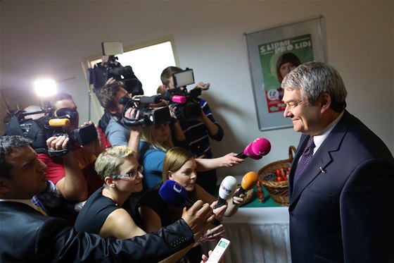 Vojtch Filip odpovídá novinám ve volebním tábu KSM. (26. íjna 2013)