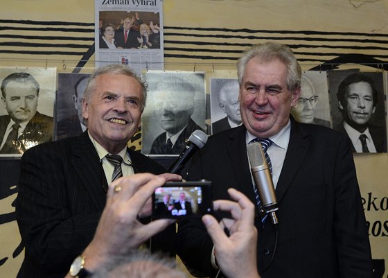 Dva pátelé. Karel Srp a Milo Zeman, 28. íjna 2013. Ten den Zeman ocenil Srpa medailí Za zásluhy.
