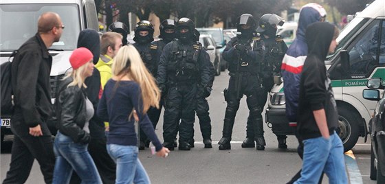 Protestující chtli do Pívozu, cestu jim zahradili policejní tkoodnci. (28.