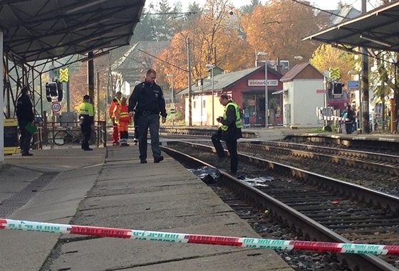 Vlak usmrtil ve vlakové stanici v ernoicích sedmnáctiletého chlapce.