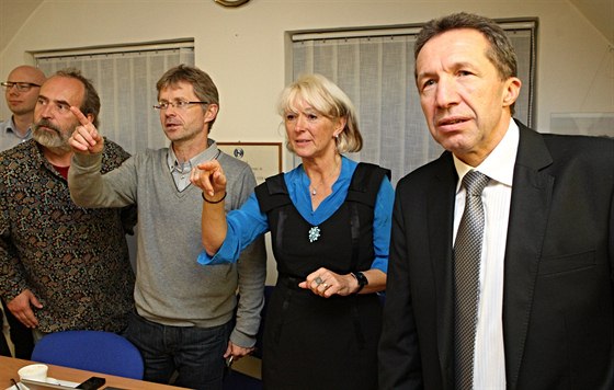 Primátor Jaroslav Vymazal (vpravo) sleduje se spolustraníky sítání hlas. Z...
