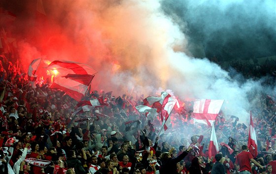 Fanouci Slavie na stadionu v Edenu