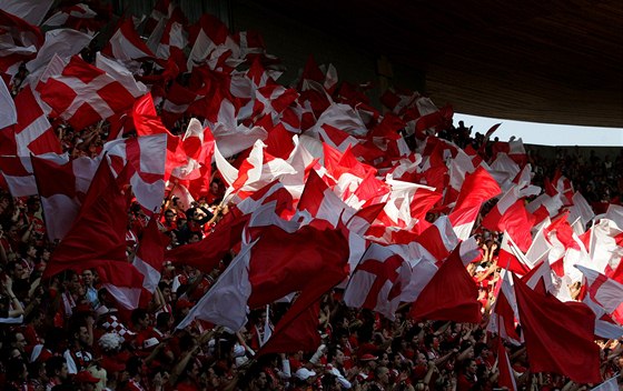 Fanouci Slavia na stadionu v Edenu