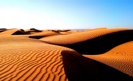 Ve stedních a východních echách padal ve stedu jemný písek ze Sahary (ilustraní snímek)