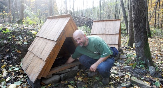 Ochránce pírody Petr Stýblo u jednoho ze sirných pramen.