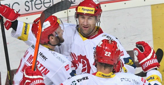 Tinetí hokejisté se radují z gólu v duelu s Hradcem Králové.