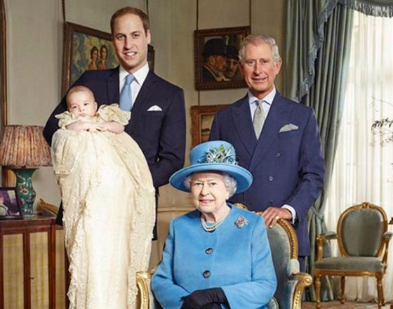 Fotografii královny se temi následníky trnu poídil britský fotograf Jason...