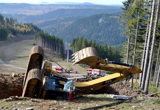 Na stavb nové lanovky z Jáchymova na krunohorský Klínovec se na stráni