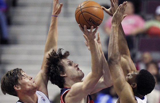 eský basketbalista Jan Veselý (uprosted) z Washingtonu atakuje detroitský