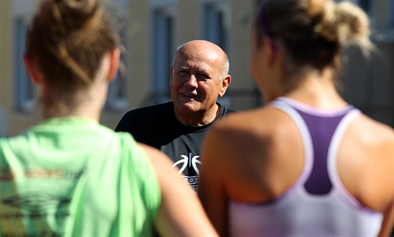 Trenér trutnovských basketbalistek Jozef Reetár.