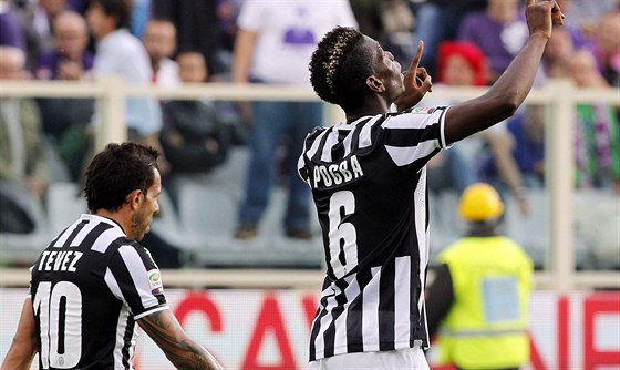 K NEBESM. Krajní záloník Juventusu Paul Pogba (vpravo) zvýil ve 40. minut...
