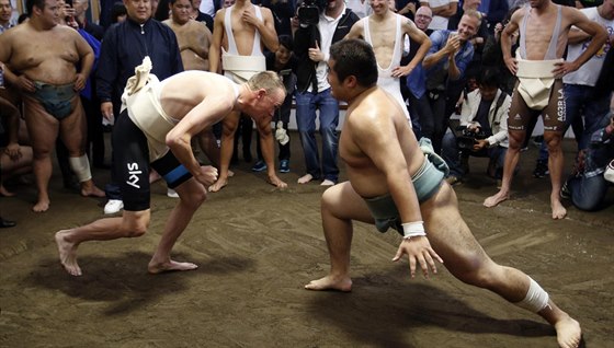 FROOME BOJUJE. Vítz Tour de France Christopher Froome (vlevo) bojuje jako sumo...