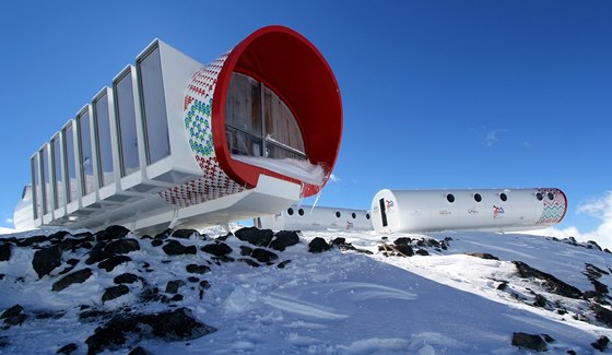 Na jiní stran Elbrusu se ve 3 912 metrech otevel nový tubusový ekohotel. 