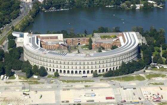 Letecký pohled na Kongresovou halu v Luitpoldhainu