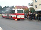 Na zastávce Zemdlská univerzita hoel autobus.