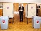 Exprezident Václav Klaus s manelkou Livií dorazili k volebním urnám v Praze