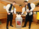 Tomá Frydrych (vlevo) a Radek Ondra pili do volební místnosti ve Svárov na