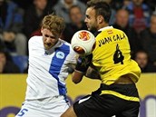 Libereck fotbalista Radoslav Kov (vlevo) v souboji s Juanem Calou z FC...