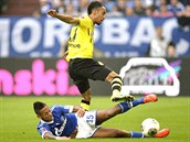 SKLUZ. Dennis Aogo ze Schalke skluzem odebral m Pierre-Emerickovi...