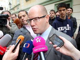 Bohuslav Sobotka odpovd an dotazy novin pi pchodu do Poslaneck