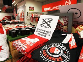 Fanshop Slavie nabízí rozliné pedmty i vtipná upozornní.