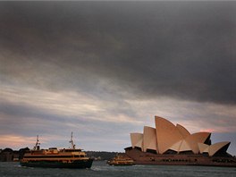 Kou z lesních poár je viditelný i v centru Sydney, hlavního msta Nového...