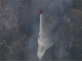 Helikoptéra poblí msta Lithgow vypoutí vodu na oblast zasaenou poárem ....