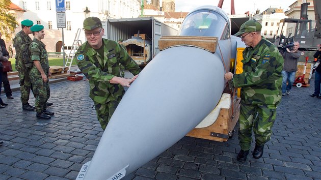 vdt technici zkompletovali na Hradanskm nst maketu Saab JAS-39 Gripen.(24. jna 2013)