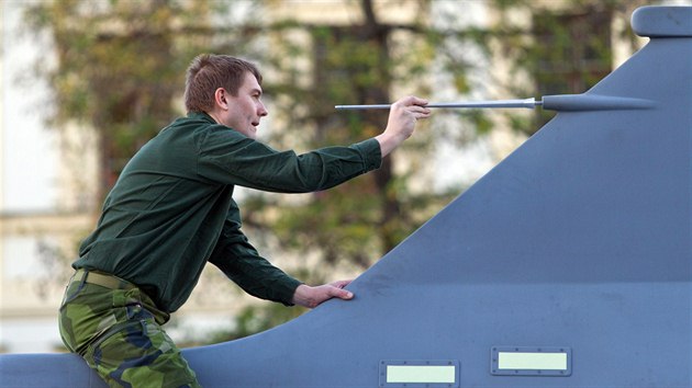 vdt technici zkompletovali na Hradanskm nmst maketu Saab JAS-39 Gripen.(24. jna 2013)