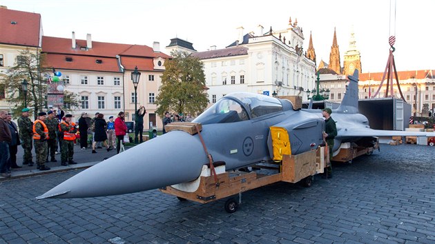 vdt technici zkompletovali na Hradanskm nmst maketu Saab JAS-39 Gripen.(24. jna 2013)