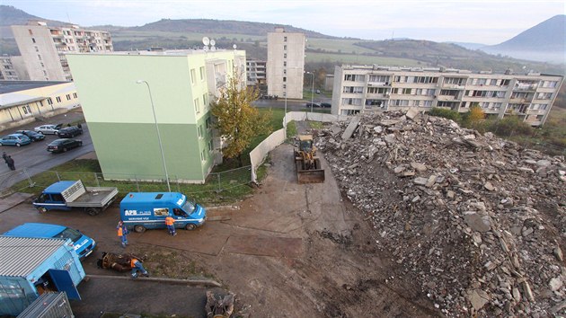 Za jedin vkend zbyla z panelku hromada suti. (Prosinec 2016)