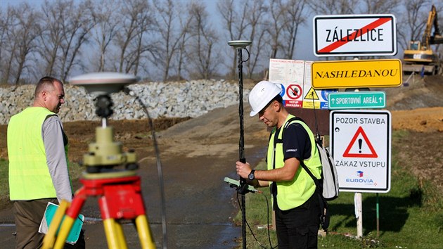 Stavba protipovodovho valu v Zlezlicch