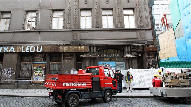 Stavebn firma Metrostav zahjila demolici torza domu bval tiskrny v Opletalov ulici (25.10.2013)