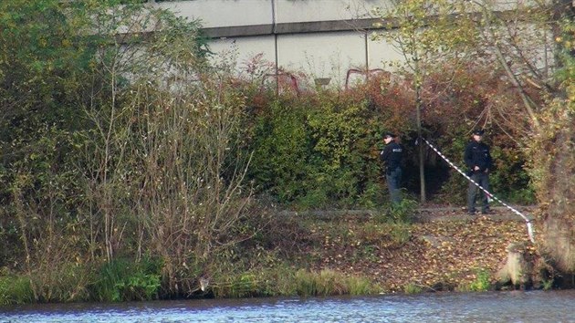 Policist prohledvaj prostor u Vltavy pobl Barrandovskho mostu, kde nali lidskou nohu(26.10.2013)